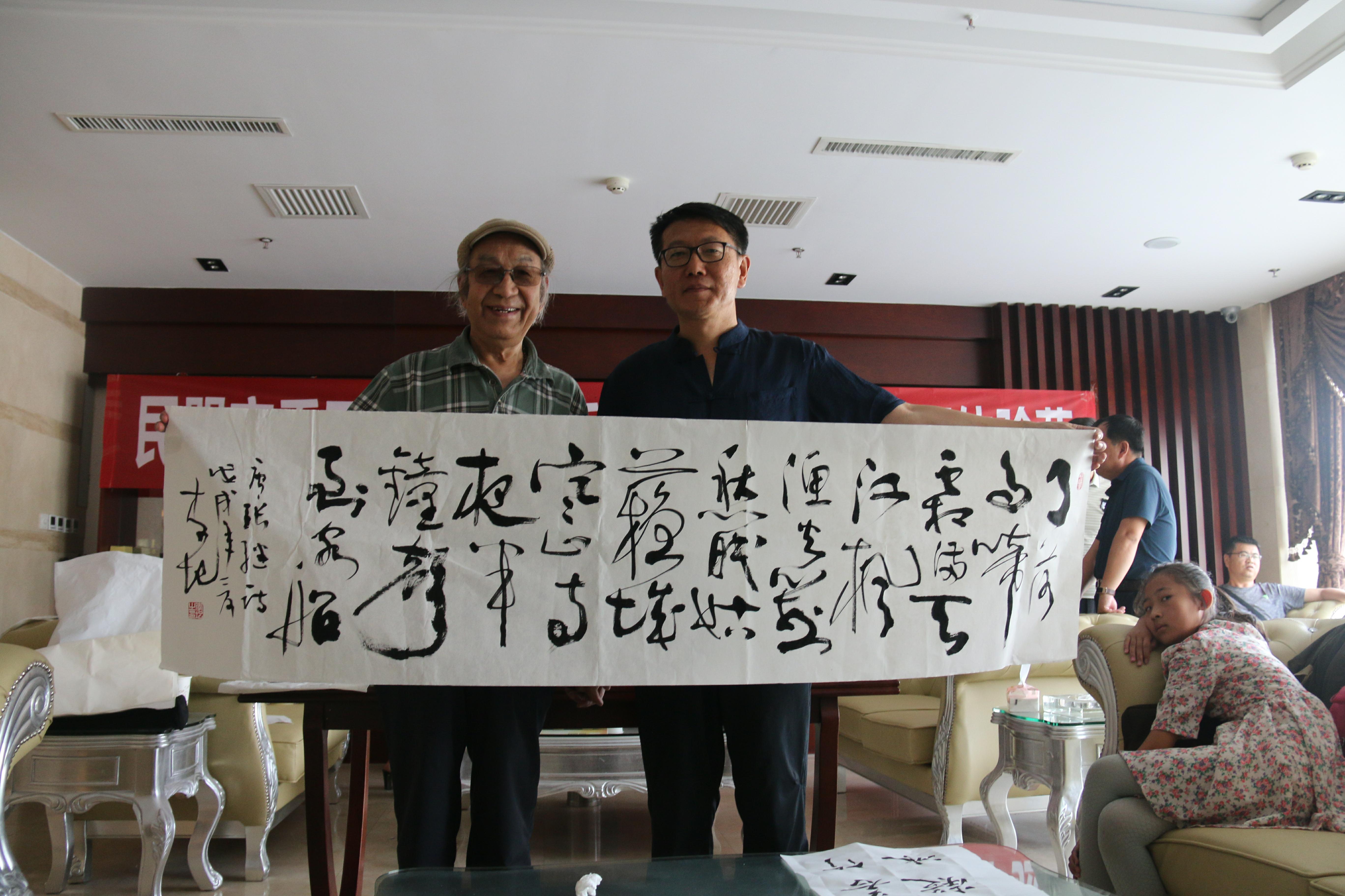 李圯老师向主办方赠送作品2.jpg